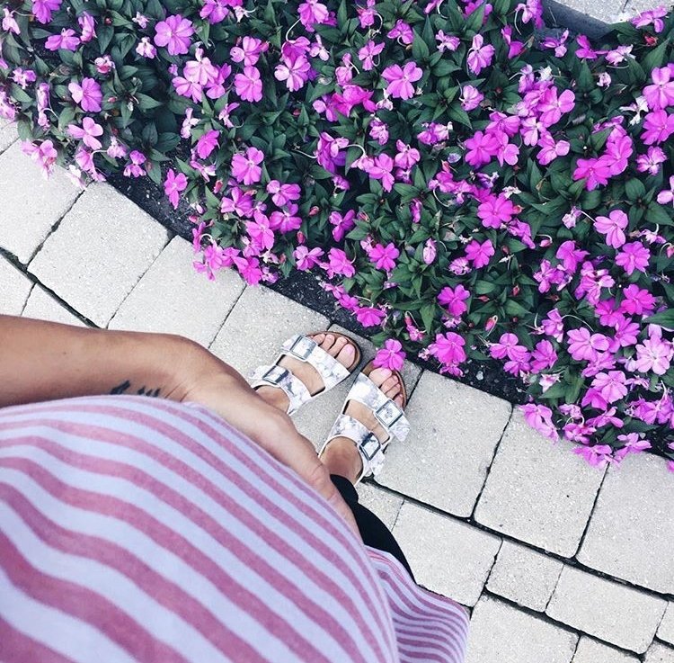 Fall style, maternity tee and leggings, sandals