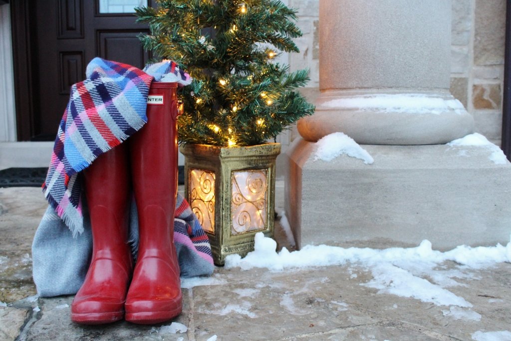 Christmas at home, neutral with pops of festive holiday decor