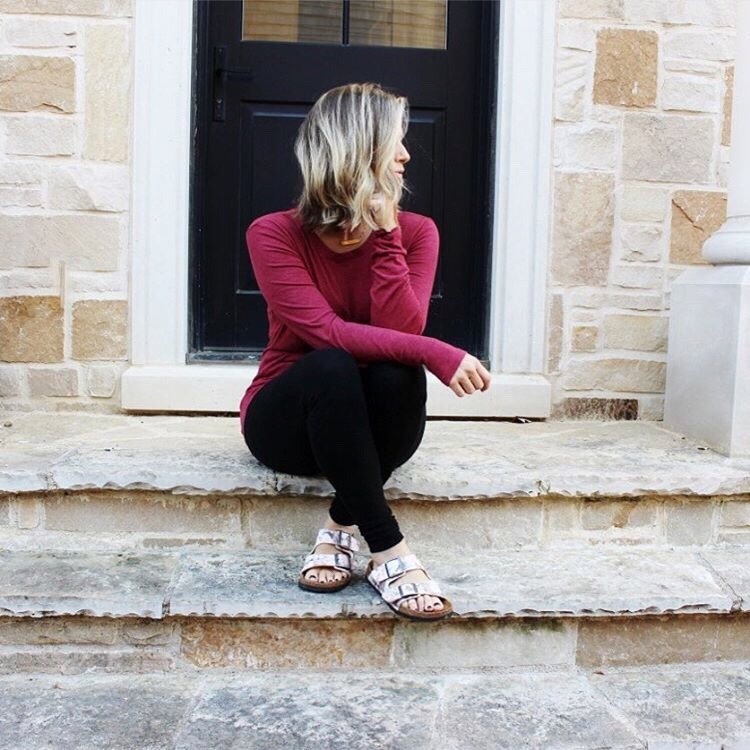 Bump style: tee, leggings, and sandals