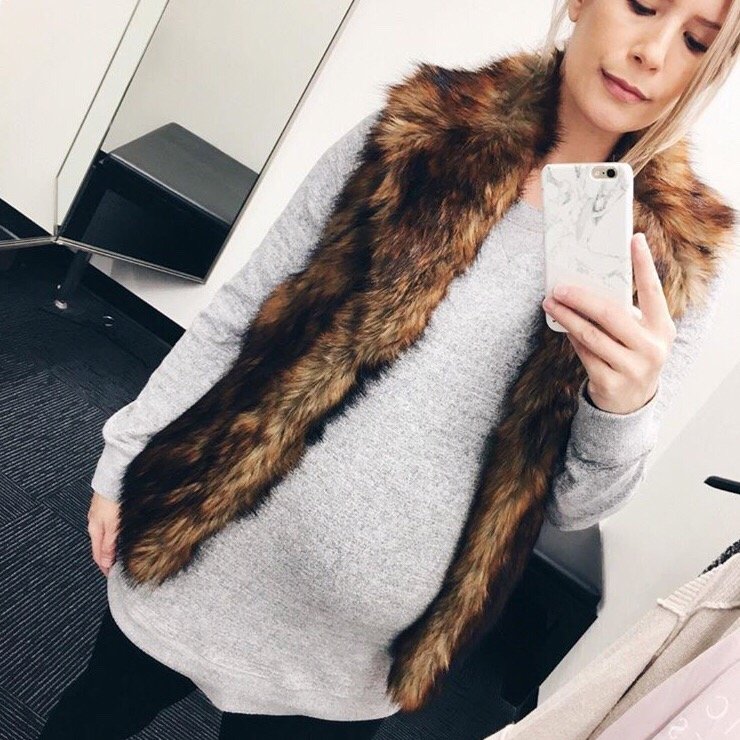 Bump style: sweatshirt, leggings and fur vest