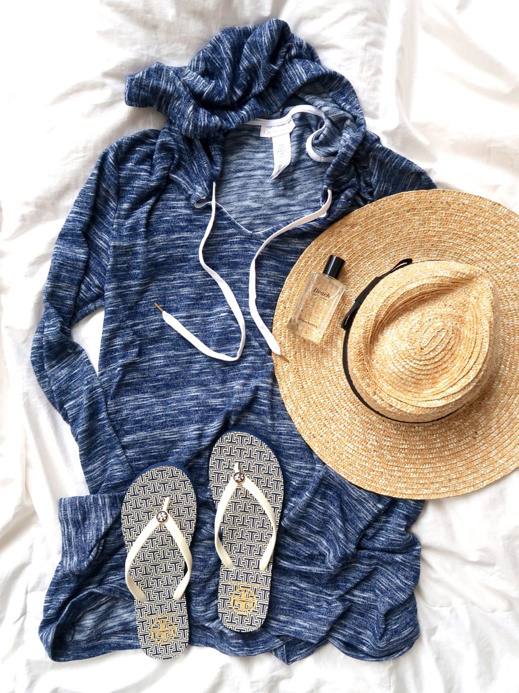 What's In My Suitcase: Beach Vacation, swimsuit cover up, flip flops, straw hat