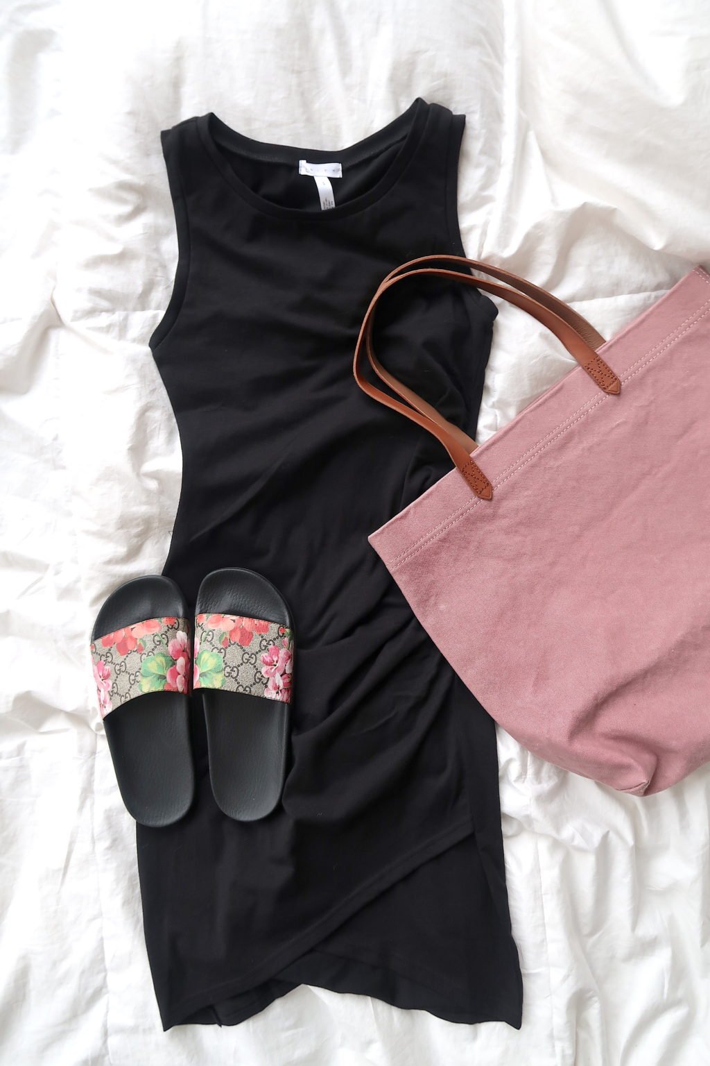 What's In My Suitcase: Beach Vacation, tank dress, tote, and slides