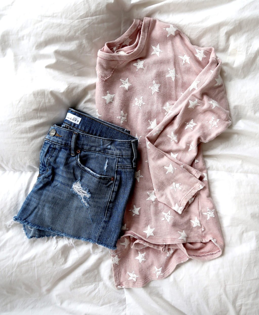 What's In My Suitcase: Beach Vacation, sweatshirt and denim shorts