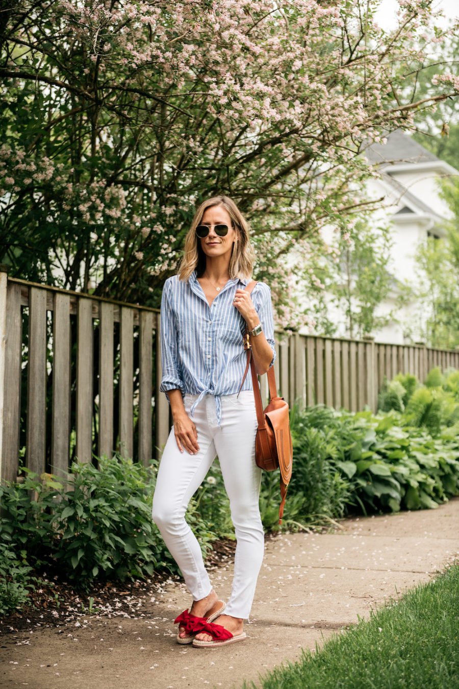10 Easy Summer Outfit Ideas, striped blouse and white jeans