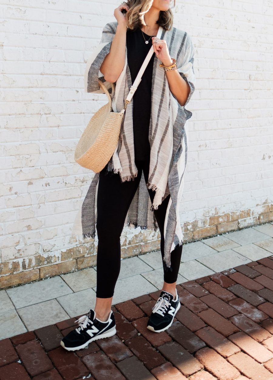Colorblock kimono, black tee, leggings, sneakers, and crossbody
