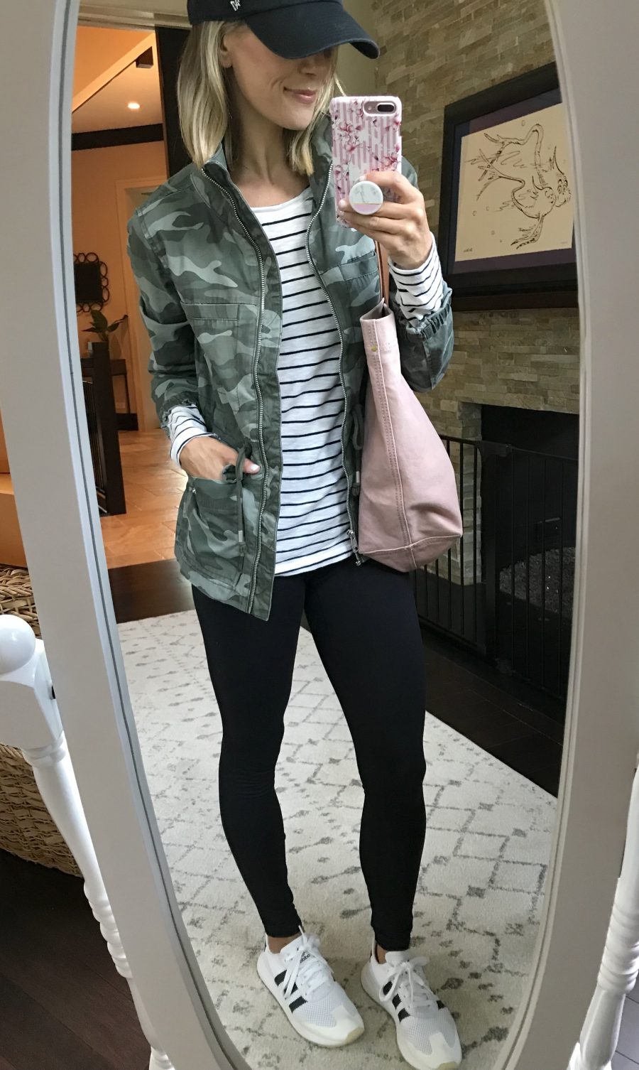Ten cute and comfortable mom outfits for the girl on the go. These looks are perfect for chasing littles, balancing work, or running around
