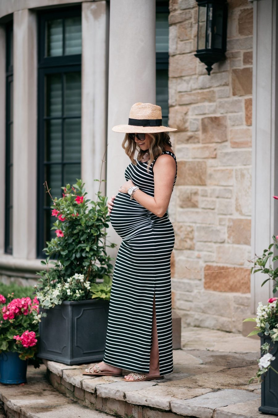 Maternity style: maxi dress and hat