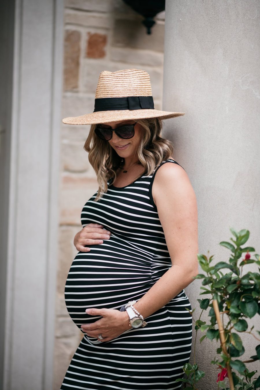 Maternity style: maxi dress and hat