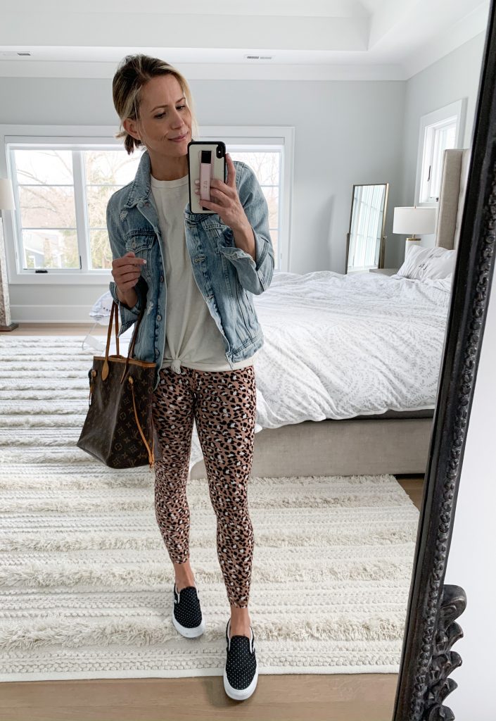 Everyone needs a classic denim jacket as a staple in their wardrobe. Today I'm bringing you 5 easy outfit ideas to style a denim jacket!