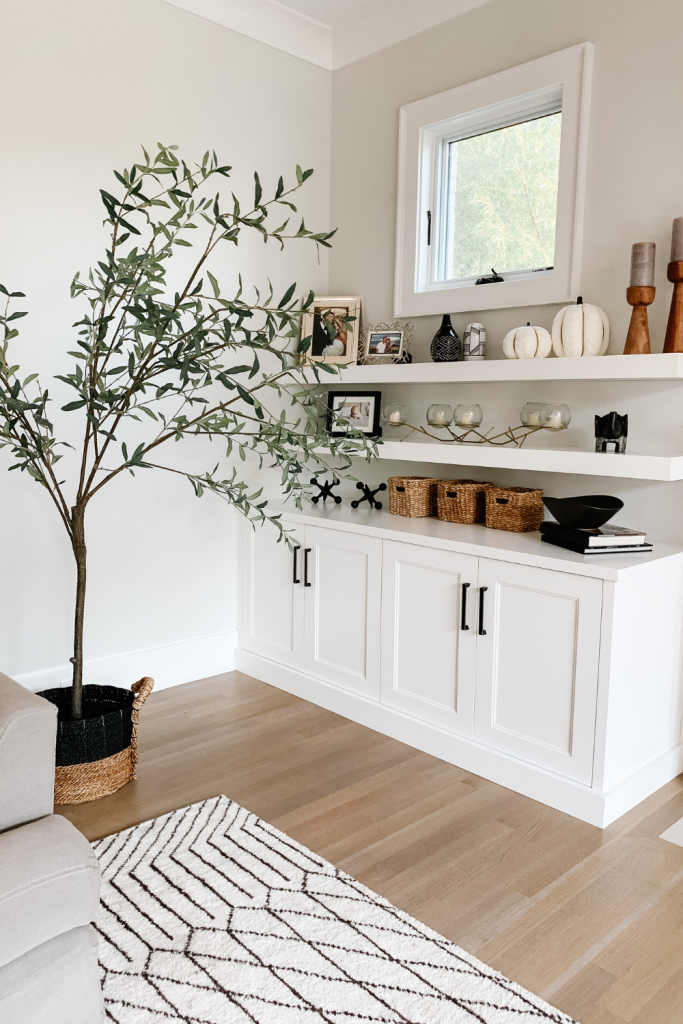 Today's My Kind of Sweet Home series post is dedicated to the family room, featuring comfortable seating and natural light. 