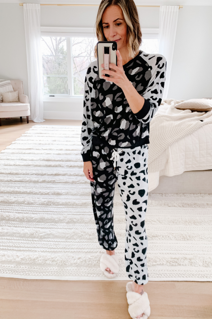 I'm no stranger to a NYE at home with the family, so today I'm rounding up nine cozy NYE outfits for staying in. 