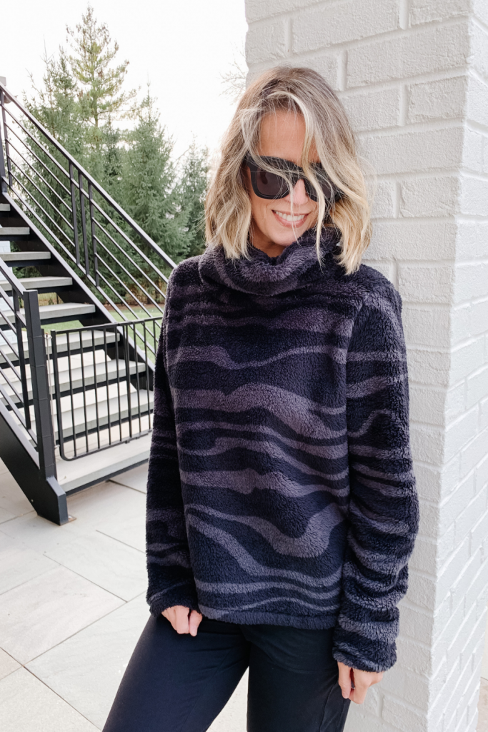 Athleisure: FLEECE PULLOVER + JOGGERS