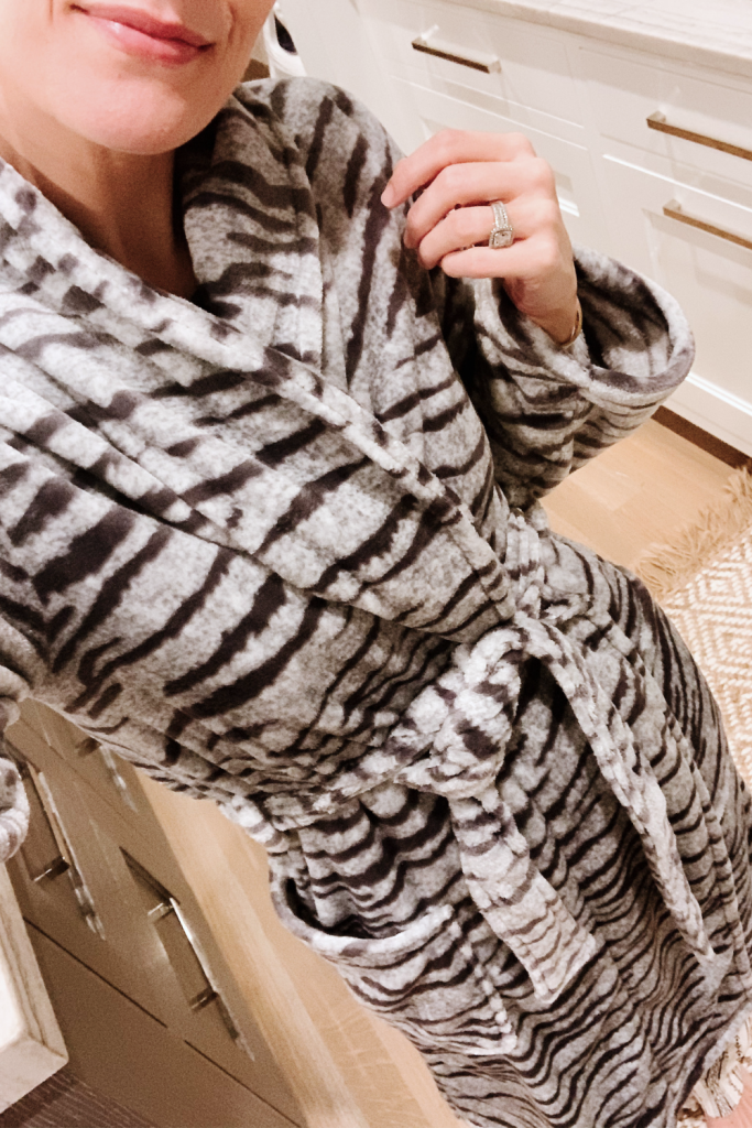 I'm no stranger to a NYE at home with the family, so today I'm rounding up nine cozy NYE outfits for staying in. 