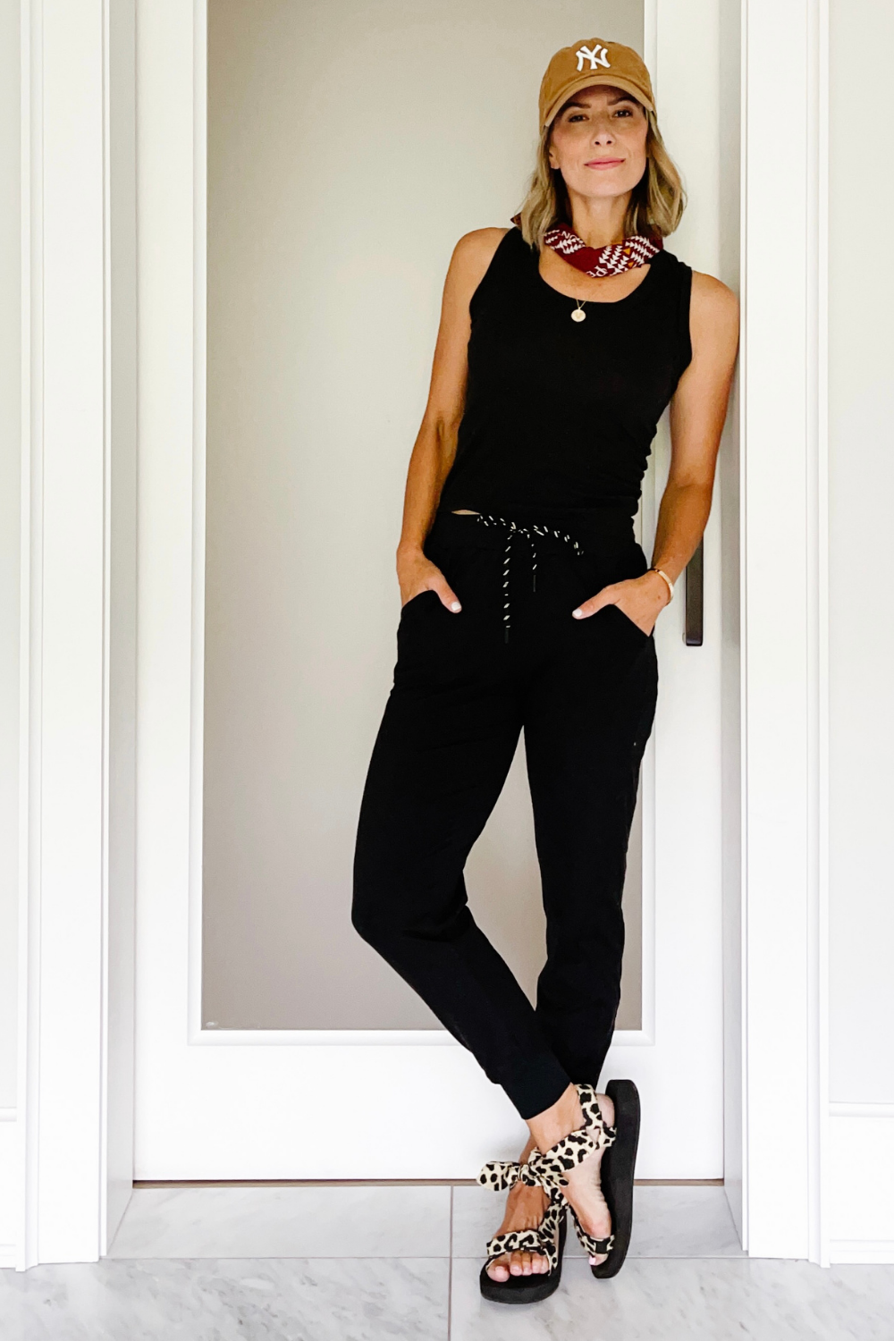 Tank, joggers and sport sandals